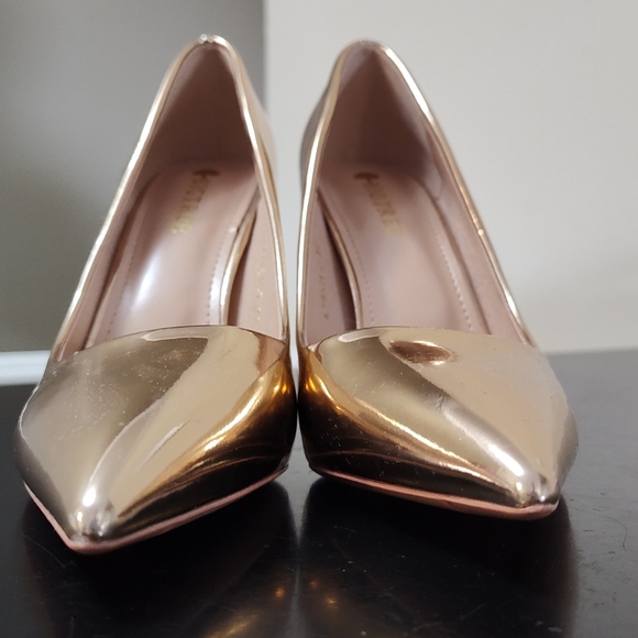 Big Tree gold pointed toe stilettos NWOB - Picture 6 of 9